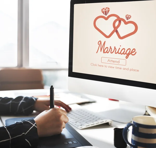 Dator med äktenskap på bildskärmen — Stockfoto