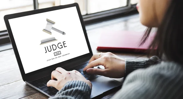 Donna che utilizza laptop e Judge Concept — Foto Stock
