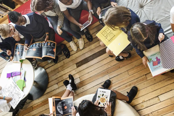 Kinderen in de schoolbibliotheek — Stockfoto