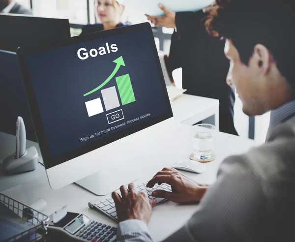 Empresario trabajando en computadora con objetivos — Foto de Stock