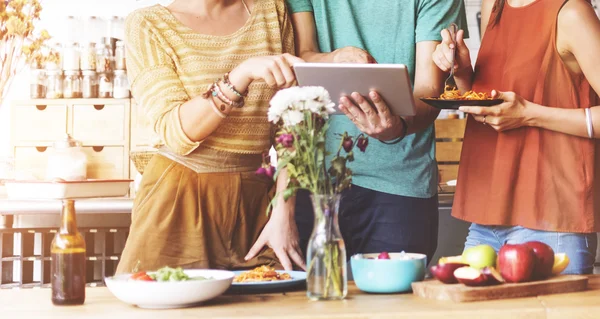 Amici che passano del tempo insieme, cenano insieme — Foto Stock