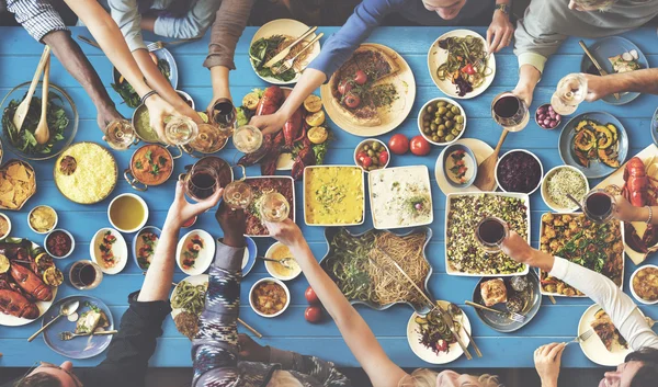Gente disfrutando comida — Foto de Stock