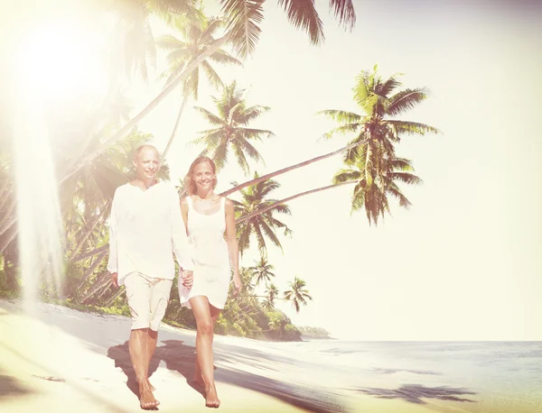 Paar besteden huwelijksreis op eiland — Stockfoto