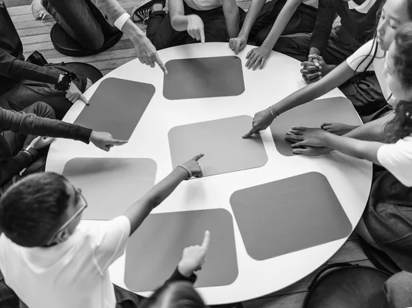 Kitaplığı'nda okuyan çocuk