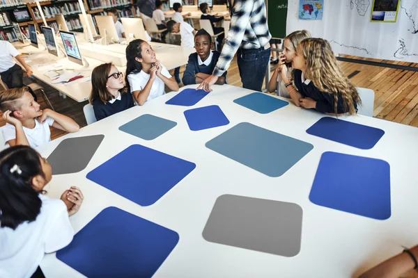 Bambini che studiano in biblioteca — Foto Stock