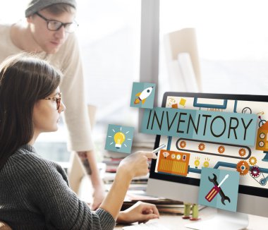 stok ile monitörde gösterilen kadın