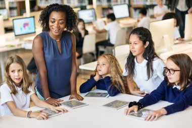 okulda ders sahip öğrenciler