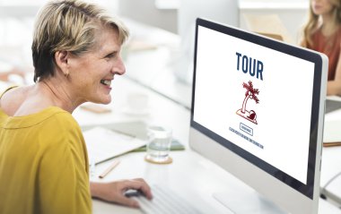 kişi bilgisayar ile çalışma