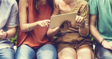 Arkadaşlar birlikte vakit geçiriyorlar.