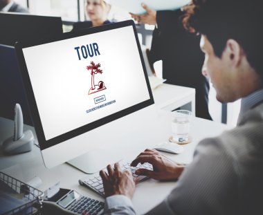 Tur ile bilgisayarda çalışan iş adamı 