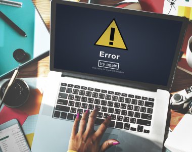 laptop monitör üzerinde hata ile 