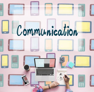 İletişim ile masa üstünde laptop