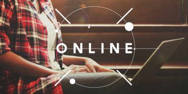 merdivenlerde dizüstü bilgisayar kullanan kadın