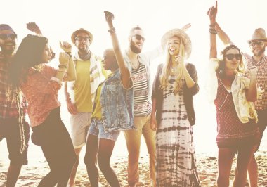 Sahilde birlikte vakit arkadaşlar