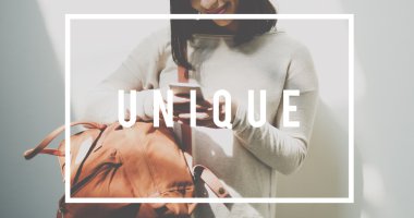 Smartphone ve eşsiz konsepti kullanan kadın