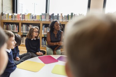 okulda ders sahip öğrenciler