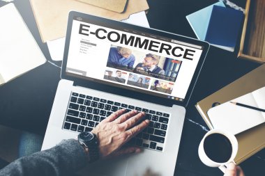 Bilgisayar kullanan adam