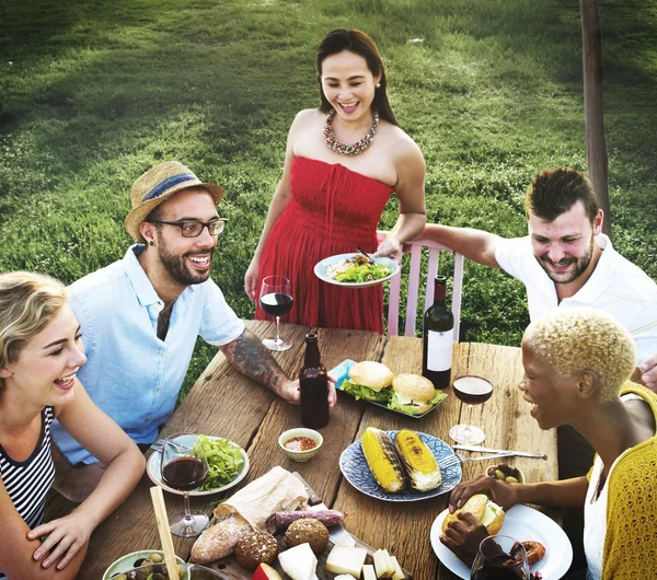 Amigos almoçando ao ar livre — Fotografia de Stock