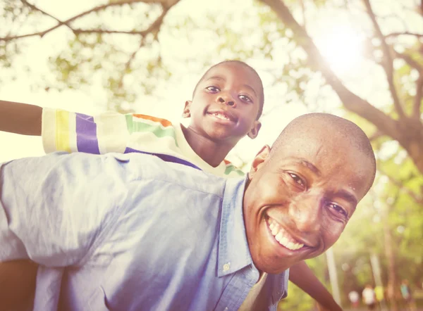 Pai africano com filho no parque — Fotografia de Stock