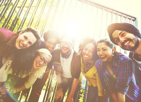 Junge Leute, Studenten, die Zeit im Freien verbringen — Stockfoto