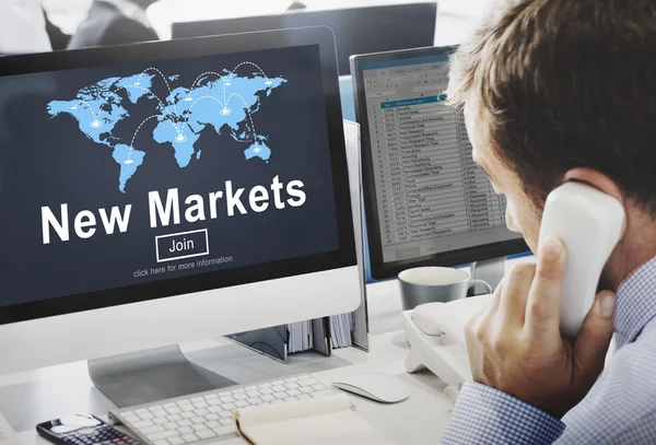 Geschäftsmann arbeitet am Computer mit neuen Märkten — Stockfoto