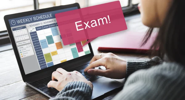 Kvinna med laptop och examen koncept — Stockfoto