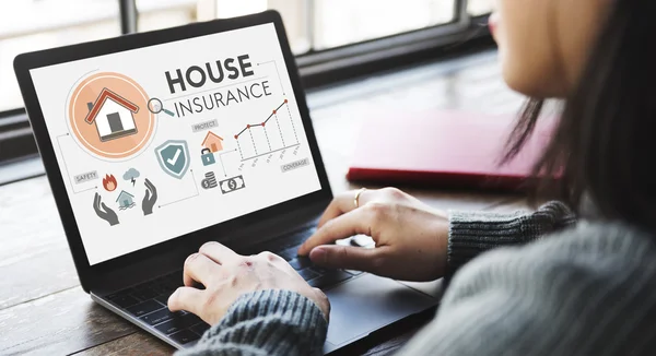 Mujer usando laptop y House Insurance Concept —  Fotos de Stock