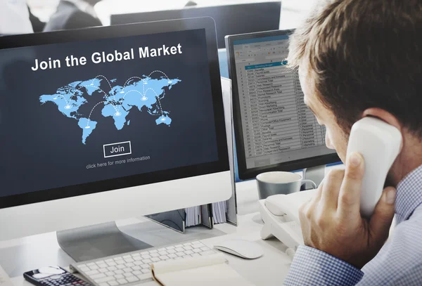 Zakenman die werken op de computer met de mondiale markt — Stockfoto