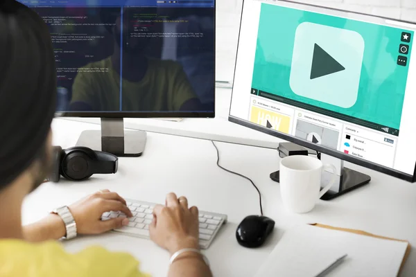 Businessman working on computer with player — Stock Photo, Image