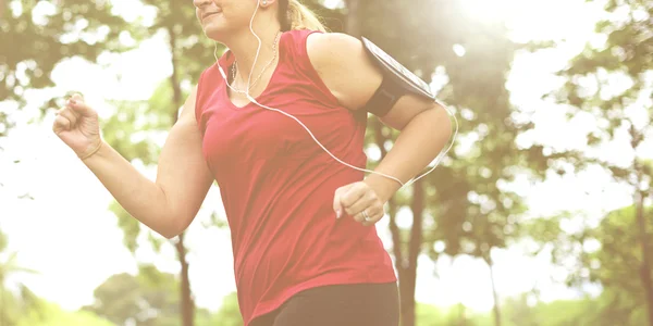 Kvinnliga jogger utomhus — Stockfoto