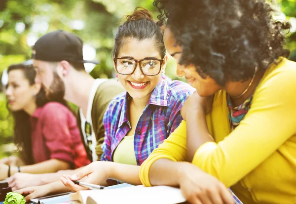 Jóvenes, estudiantes, pasar tiempo al aire libre — Foto de Stock