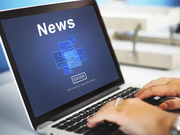 Donna che utilizza laptop con News Concept — Foto Stock