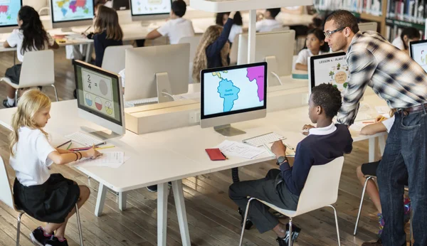 Teacher having lesson with pupils — Stock Photo, Image