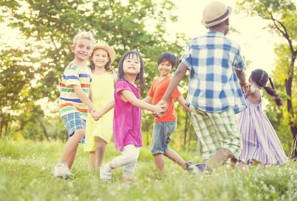 Niños jugando al aire libre —  Fotos de Stock