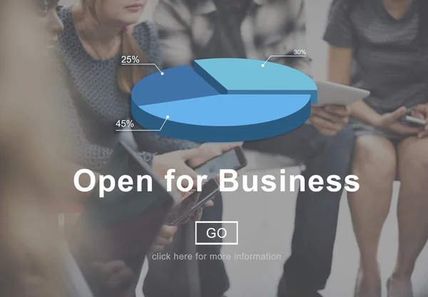 Människor vid möte och öppen för affär — Stockfoto