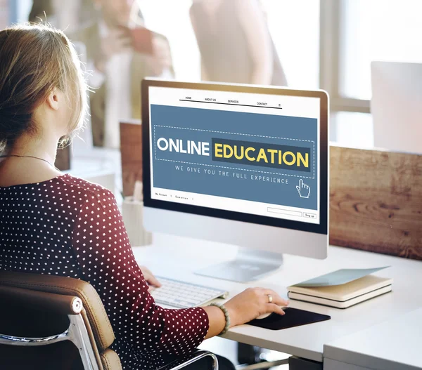 Business woman working on computer with online education — стоковое фото