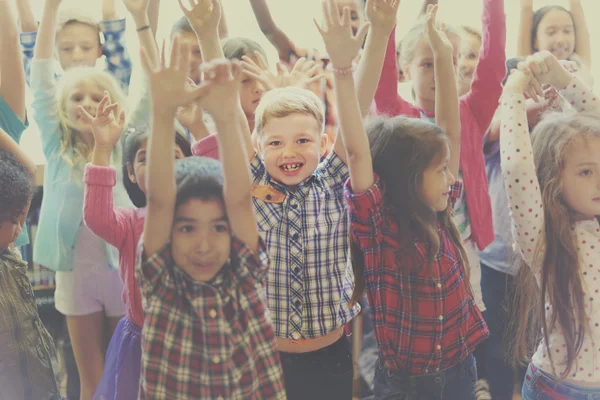 Kinderen met opgeheven armen — Stockfoto