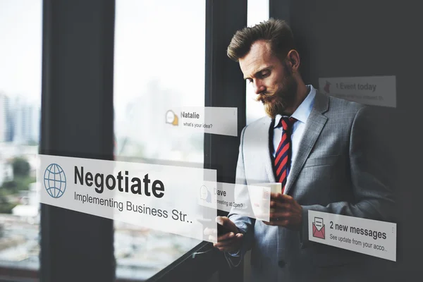 Hombre de negocios trabajando y negociando — Foto de Stock