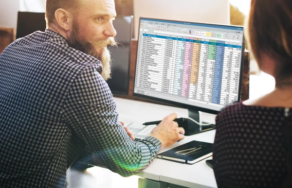 スプレッドシートを使用してコンピューターに取り組んでいるビジネスマン — ストック写真