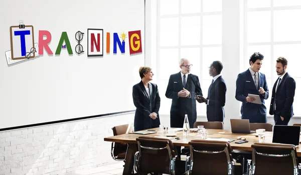 Geschäftsleute diskutieren im Amt — Stockfoto