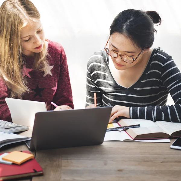 Dos mujeres estudiando concepto —  Fotos de Stock