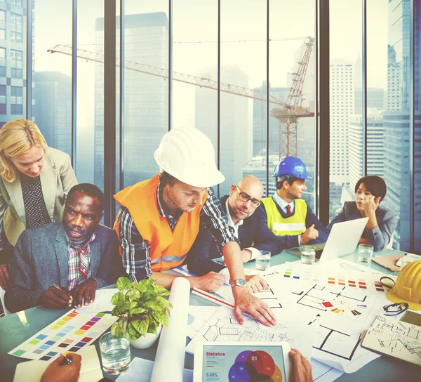 Zakenmensen bespreken project — Stockfoto