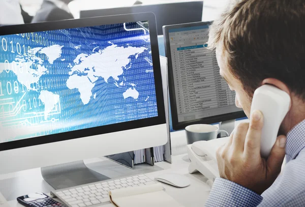 Üzletember működő számítógépen, a world map — Stock Fotó