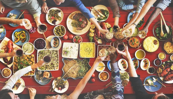 Persone che si godono il cibo — Foto Stock