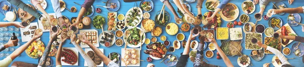 Gente disfrutando comida — Foto de Stock