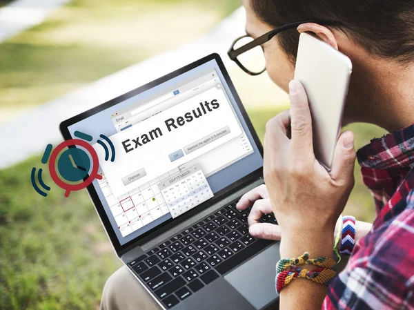 Dijital cihazlar kullanarak, dizüstü bilgisayarda internet sörf ve konuşan adam