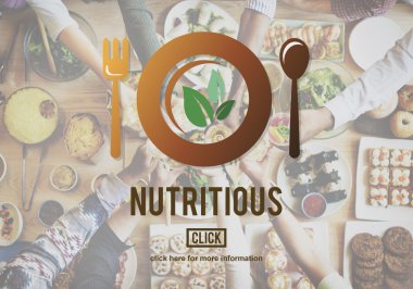 gıda ile masada oturan insanlar