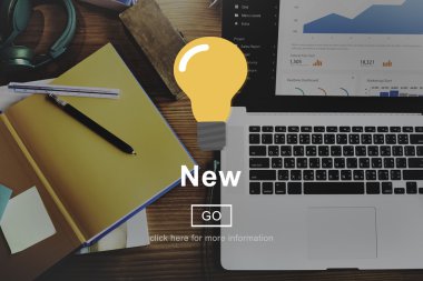 Ofis Masası üstünde laptop