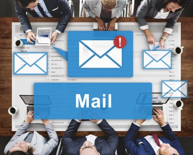 iş adamları iş başında elektronik cihazlar ile