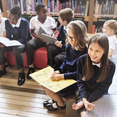 Sınıf okul Kitaplığı'nda